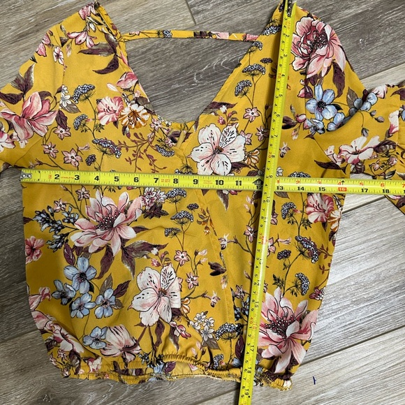 🛍️ cute floral crop top with excellent condition. - Picture 5 of 6